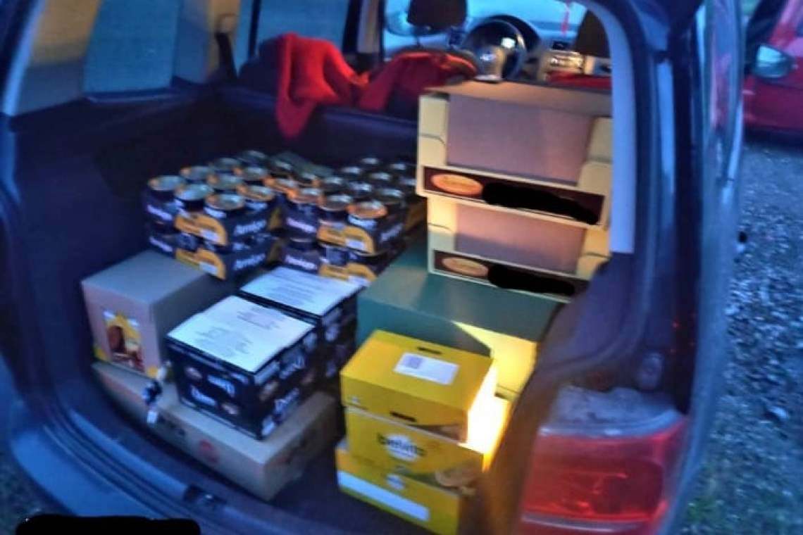 Prinși de jandarmi furând mâncare și băutură dintr-un camion, la Buda