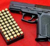 Un bărbat și-a lăsat pistolul la mall, în cabina de probă, și a fost arestat pentru deținere ilegală de arme letale
