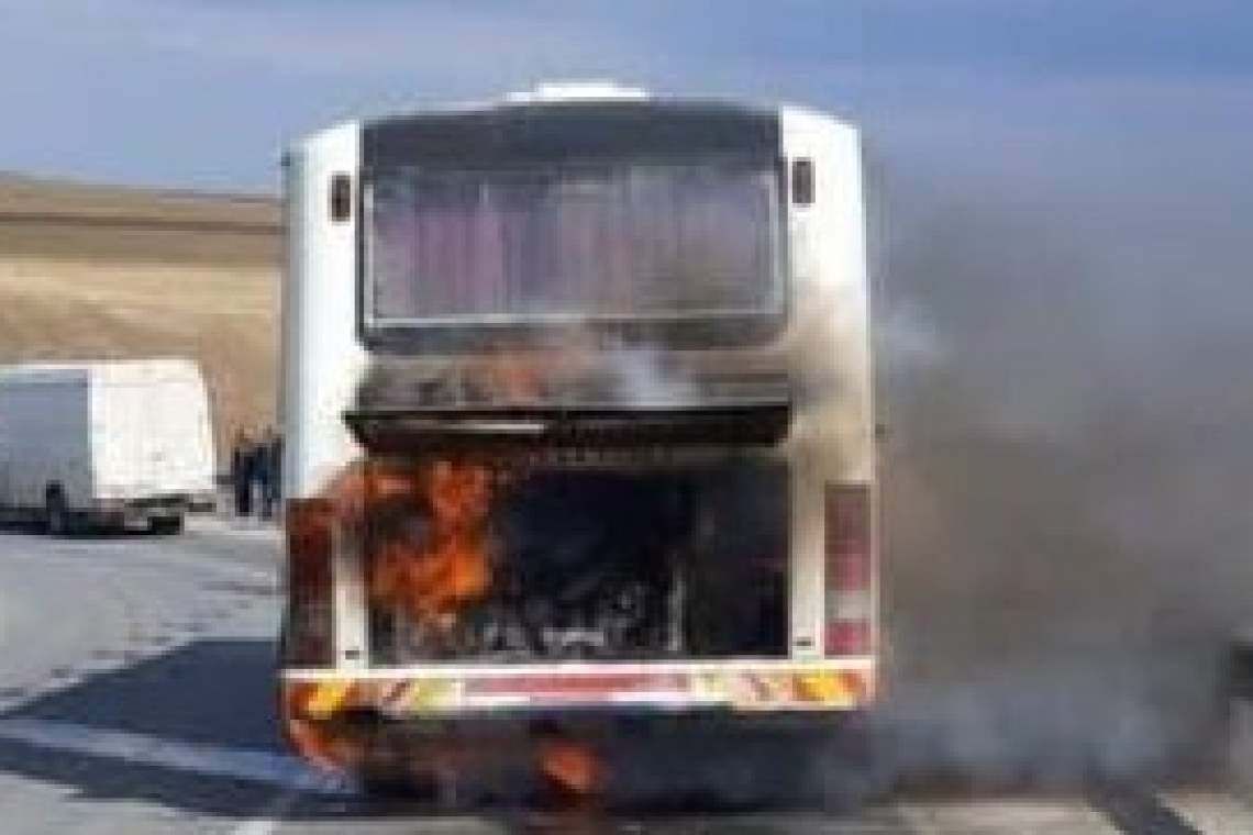 Incendiu la un autobuz cu muncitori, pe DN 72, la ieșirea din Ploiești