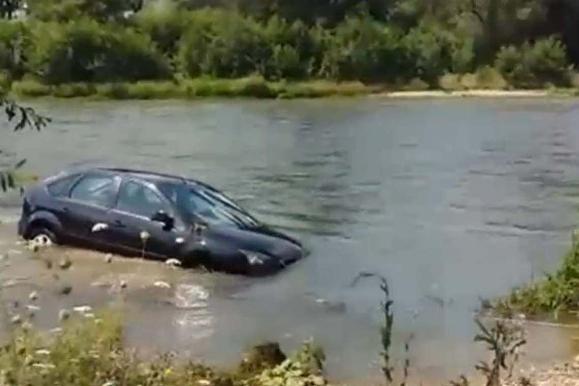 Au vrut să-și spele mașina în Teleajen și i-a luat apa cu totul!