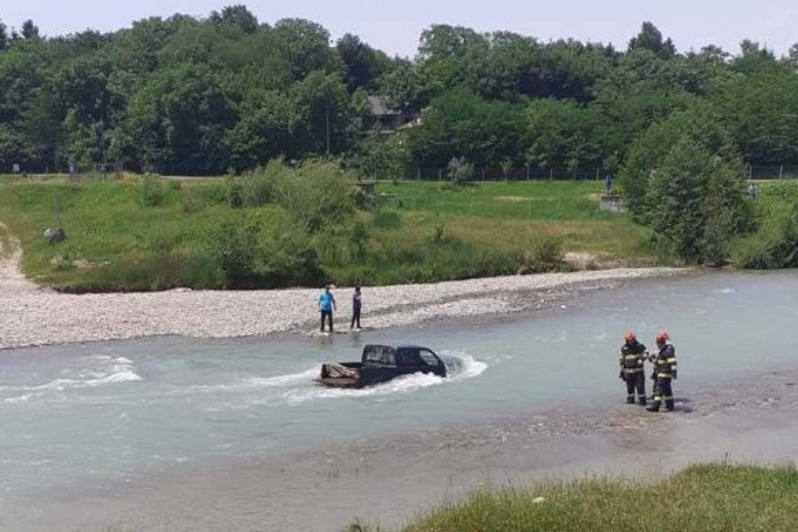 Video. Cum i-au salvat pompierii pe cei doi care voiau să-și spele mașina în Teleajen