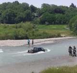 Video. Cum i-au salvat pompierii pe cei doi care voiau să-și spele mașina în Teleajen