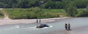 Video. Cum i-au salvat pompierii pe cei doi care voiau să-și spele mașina în Teleajen