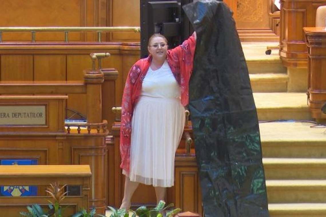 Diana Șoșoacă a venit cu un sac pentru cadavre în plenul Parlamentului