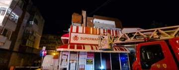 Trăsnetul, posibila cauză a incendiului de la blocul din Câmpina