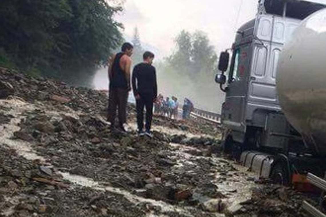 Update/Trafic restricționat pe DN1A, la intrarea în Cheia, din cauza aluviunilor de pe carosabil