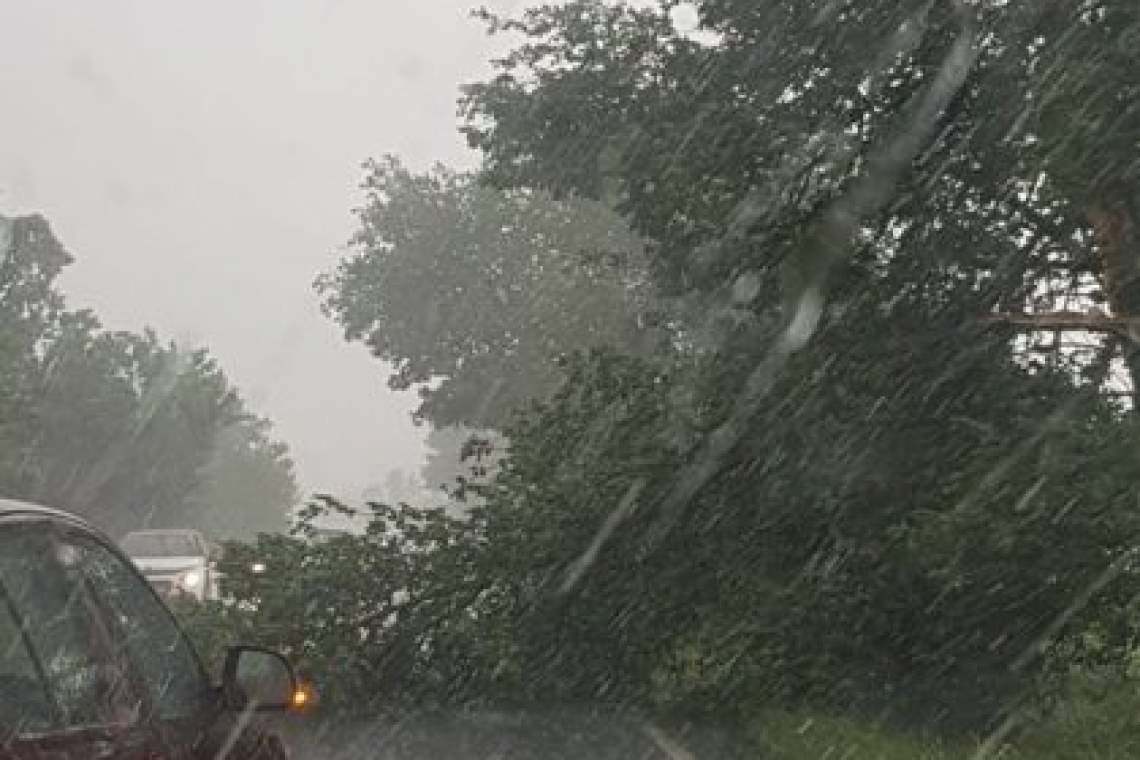 COD ROȘU de ploi torențiale cu descărcări electrice, pentru zeci de localități prahovene