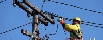 Zeci de mii de consumatori din Prahova au rămas fără energie electrică