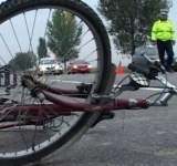 A intrat cu bicicleta în copac și a ajuns la spital