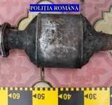 Doi prahoveni, prinși în flagrant în timp ce demontau piese de pe mașini, în plină stradă!