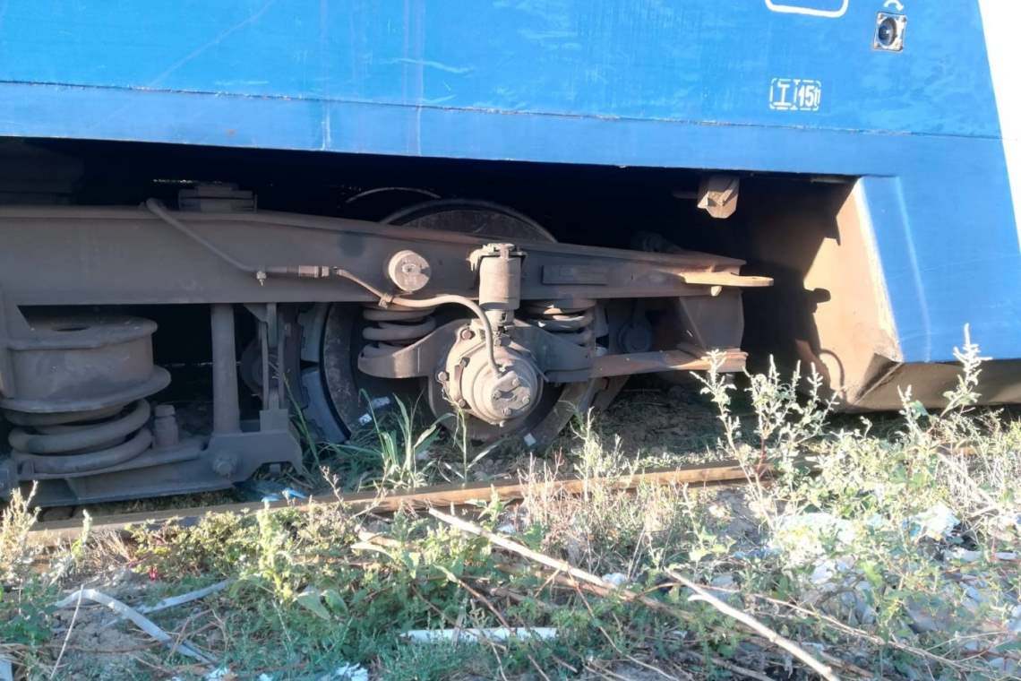 Un tren de călători a deraiat, în zona Câmpia Turzii. Din fericire, nu sunt răniți