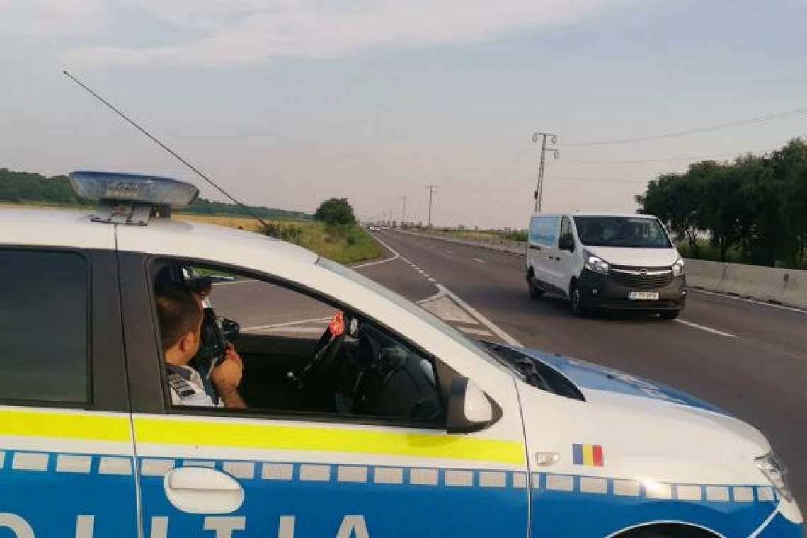 Șofer de microbuz, prins cu aproape 2 kg de tutun în portbagaj 