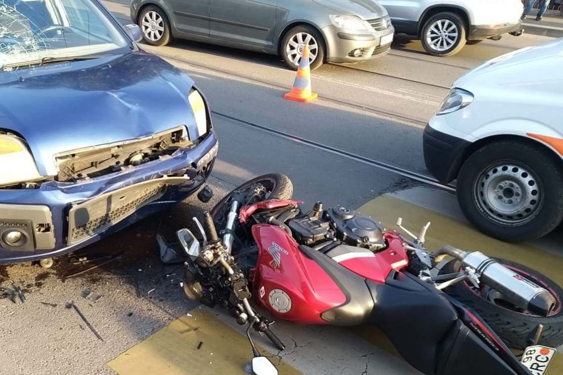 Motociclist grav rănit într-un accident, în Ploiești