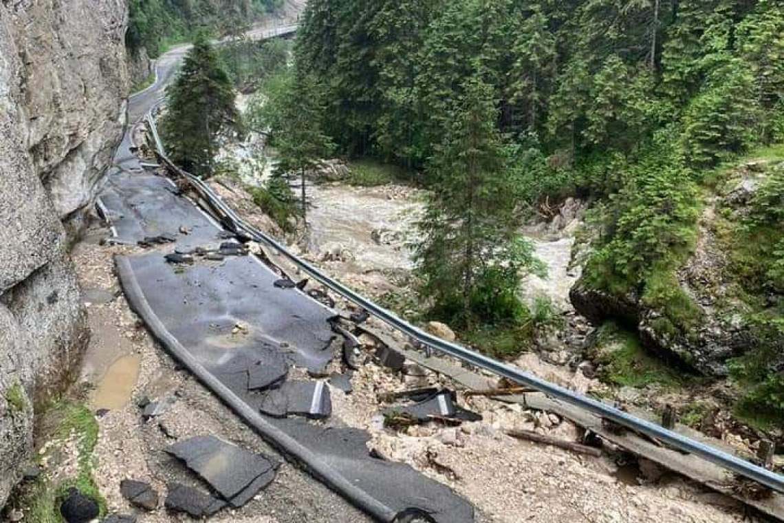 Drum distrus complet de viituri, în Bucegi! 