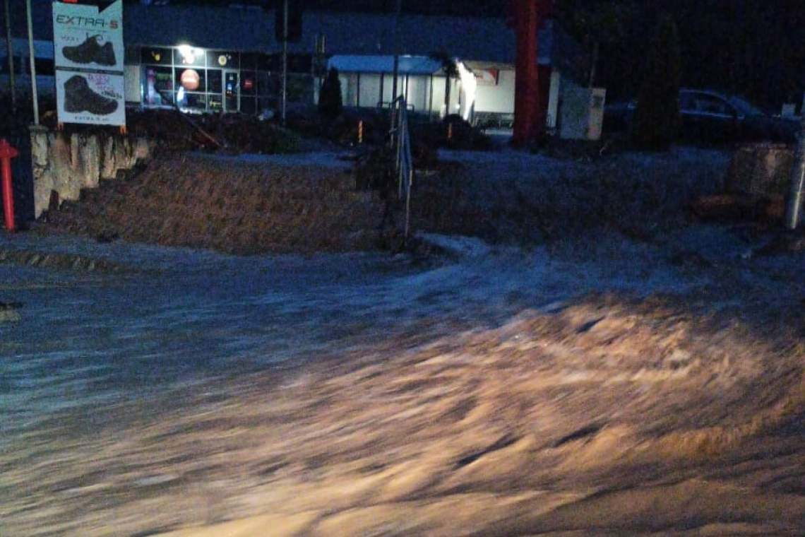 Video/ Jale la Bușteni! O rupere de nori a blocat total DN1 și a inundat zeci de case