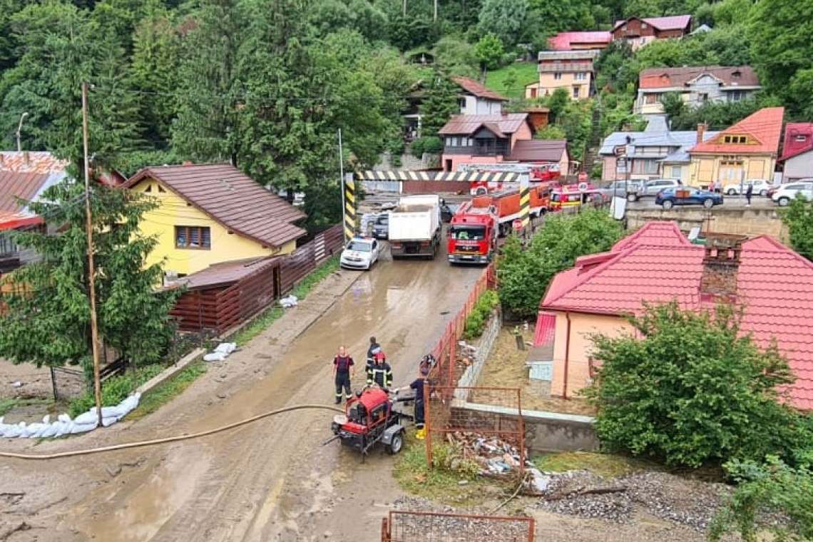 Bilanțul inundațiilor de pe Valea Prahovei: zeci de case inundate, terasamentul căii ferate afectat, drumuri blocate