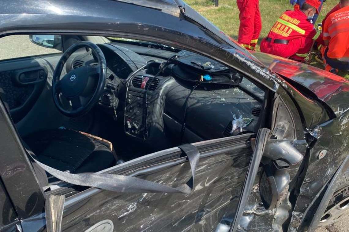 Accident pe DN1A, la Zalhanaua. O mașină a intrat într-un stâlp, în stația Peco