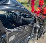 Accident pe DN1A, la Zalhanaua. O mașină a intrat într-un stâlp, în stația Peco