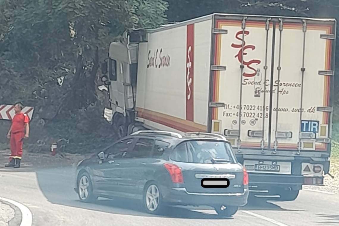 Un TIR blochează jumătate de DN1A, la intrarea dinspre Brașov spre Măneciu