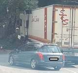 Un TIR blochează jumătate de DN1A, la intrarea dinspre Brașov spre Măneciu