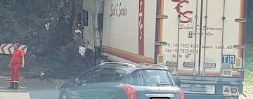 Un TIR blochează jumătate de DN1A, la intrarea dinspre Brașov spre Măneciu