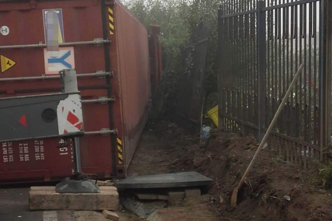 Un TIR a distrus, în Bucov, două garduri, un branșament de gaze și o mașină, după ce a ieșit de pe DN1B