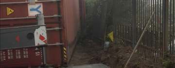 Un TIR a distrus, în Bucov, două garduri, un branșament de gaze și o mașină, după ce a ieșit de pe DN1B