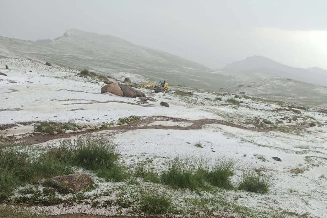 Grindină și viituri în Bucegi! Ce fac turiștii în șlapi pe o vreme ca asta? 