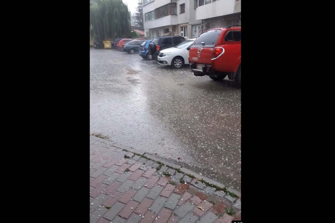 Video/ După inundații devastatoare, orașul Slănic a fost lovit și de grindină!