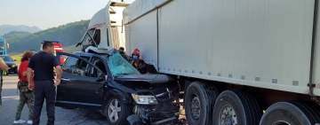 Trei răniți într-un accident produs pe DN1A, între două TIR-uri și un autoturism