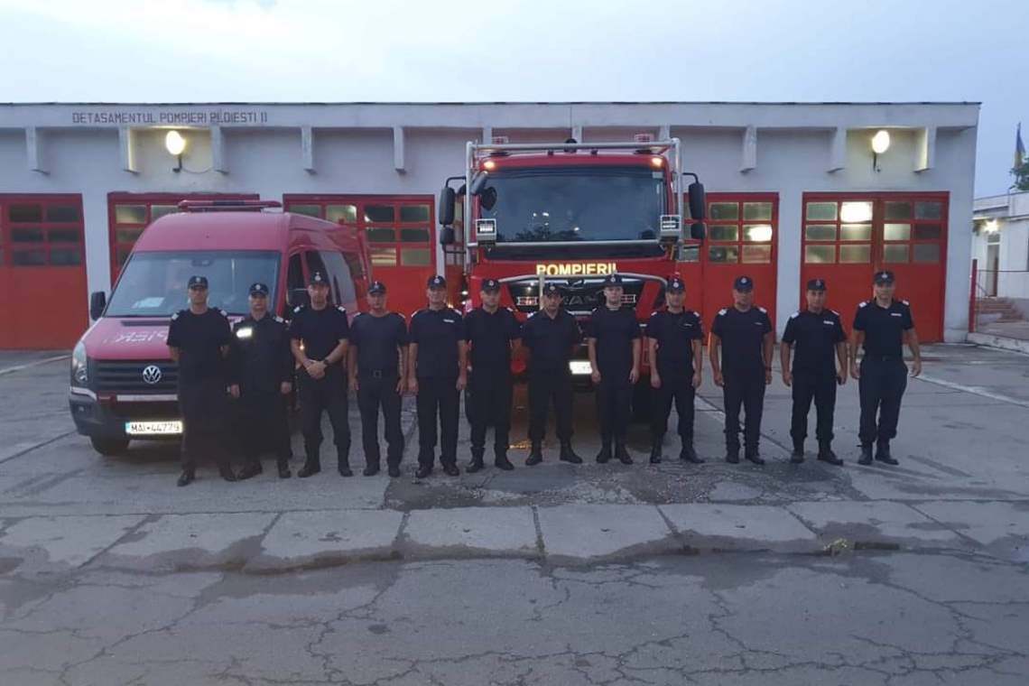 12 pompieri prahoveni au plecat spre Grecia pentru a participa la stingerea incendiilor care devastează zone întregi din statul elen