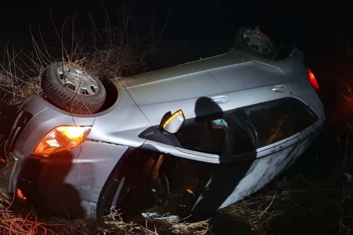 Doi adolescenți din Cerașu s-au răsturnat cu mașina pe drumul spre Tabla Buții. Unul dintre ei a murit! 