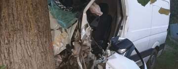 Doi tineri au ajuns la spital după ce au intrat cu mașina într-un pom, în comuna Vărbilău