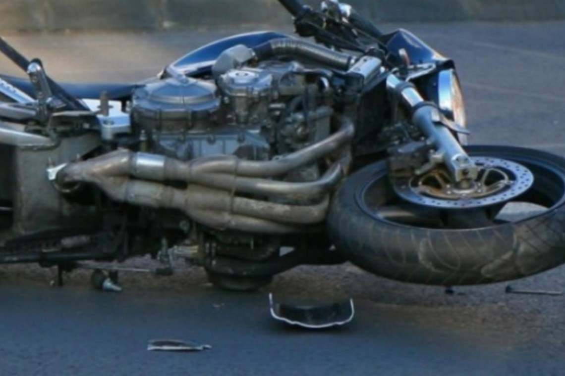 O copilă de 13 ani a ajuns la spital, după ce motocicleta condusă de tatăl ei a intrat în coliziune cu o mașină