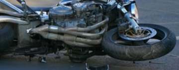 O copilă de 13 ani a ajuns la spital, după ce motocicleta condusă de tatăl ei a intrat în coliziune cu o mașină