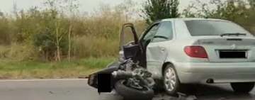 O mașină și o motocicletă s-au ciocnit, pe DN1B, la Chițorani. Trafic restricționat parțial