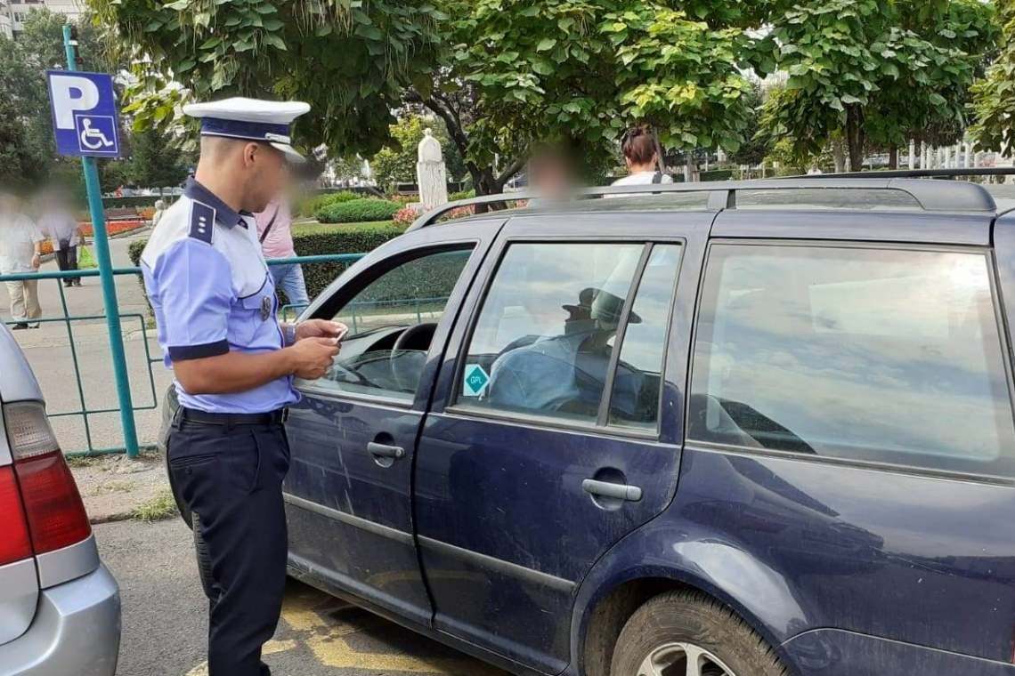 Șoferii care au parcat pe locurile destinate persoanelor cu handicap, amendați de polițiștii ploieșteni