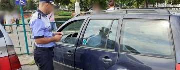 Șoferii care au parcat pe locurile destinate persoanelor cu handicap, amendați de polițiștii ploieșteni