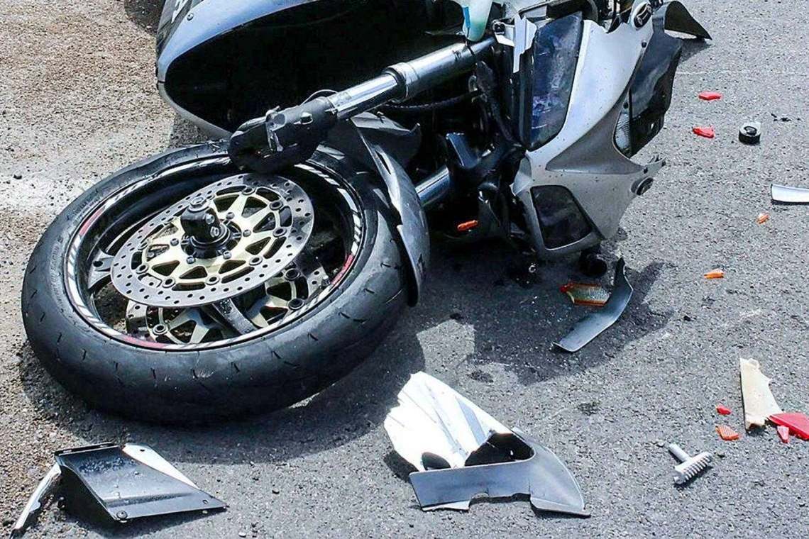 Un motociclist de 38 de ani a murit, în urma unui accident produs în sensul giratoriu de la Tătărani