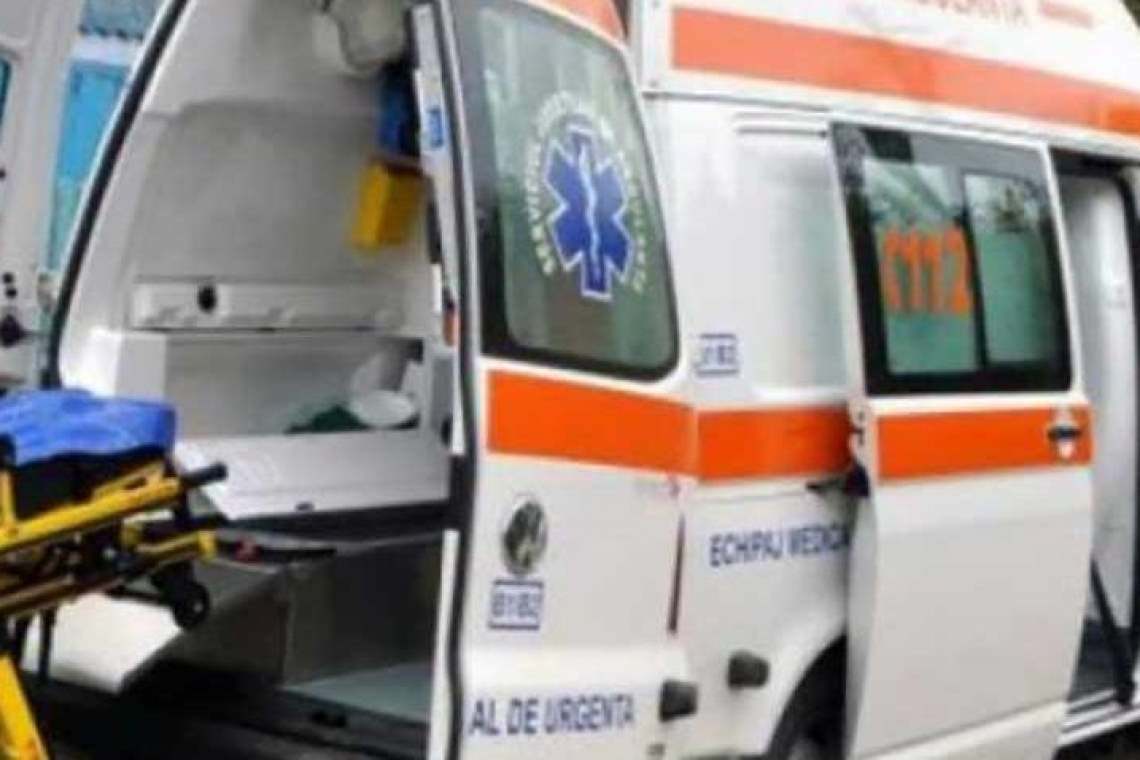O femeie a ajuns la spital după ce mașina în care se afla a intrat într-un stâlp