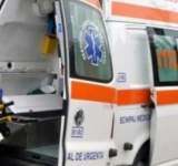 O femeie a ajuns la spital după ce mașina în care se afla a intrat într-un stâlp