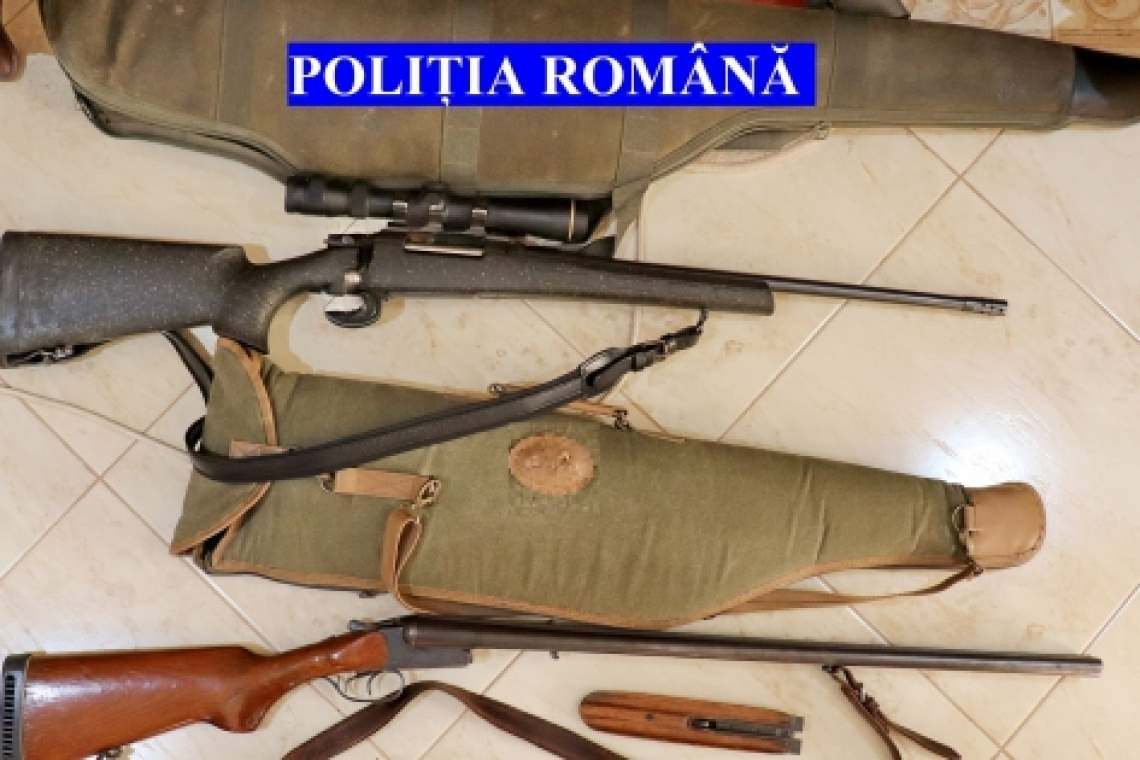 Braconieri dotați cu zeci de arme și dispozitive pentru vedere nocturnă, “călcați” de polițiști