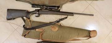Braconieri dotați cu zeci de arme și dispozitive pentru vedere nocturnă, “călcați” de polițiști