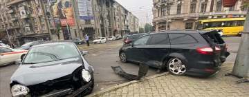 Două autoturisme s-au ciocnit într-o intersecție din centrul Ploieștiului