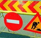 O alunecare de teren a rupt o bucată din drumul care leagă Câmpina de Valea Doftanei