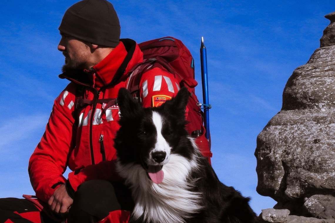 Prostia omenească nu are margini! Carp, singurul câine de salvare montană din Prahova, a fost lovit de o turistă!