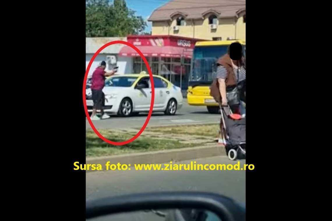 Un bărbat cu probleme psihice a amenințat trecătorii și șoferii din trafic cu două pistoale... de jucărie