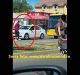 Un bărbat cu probleme psihice a amenințat trecătorii și șoferii din trafic cu două pistoale... de jucărie