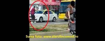 Un bărbat cu probleme psihice a amenințat trecătorii și șoferii din trafic cu două pistoale... de jucărie