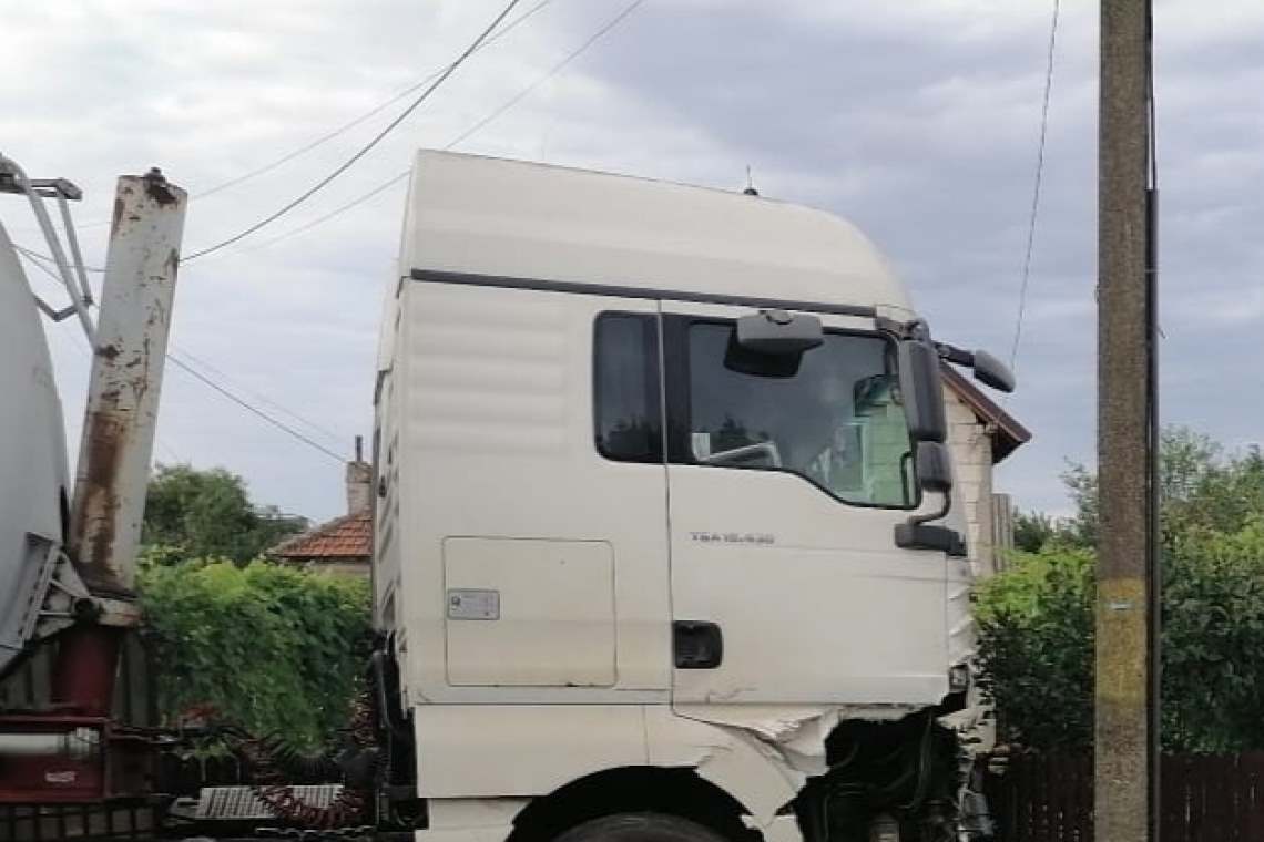 O autocisternă pierdută de sub control a făcut prăpăd în Bucov! 
